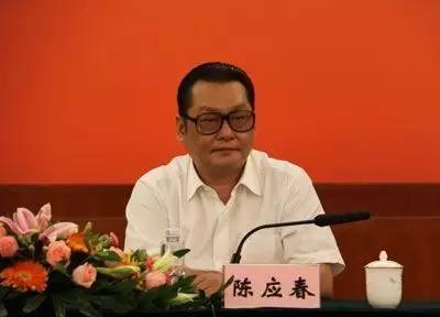 ｜點(diǎn)評(píng)｜ 有媒體梳理出，去年10月在家墜亡的國信證券原總裁陳鴻橋，其任職經(jīng)歷與陳應(yīng)春多有交集。2011年，因受賄罪獲刑7年的深圳市金融辦原主任李林，其任職期間的直接上司正是陳應(yīng)春。但目前并無消息顯示，這些事件存在直接關(guān)聯(lián)。